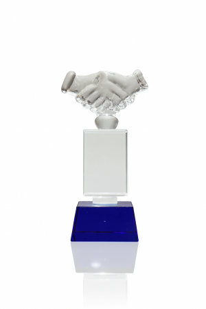 Cadouri - trofeu din sticlă cu strângere de mână, pe bază albastră