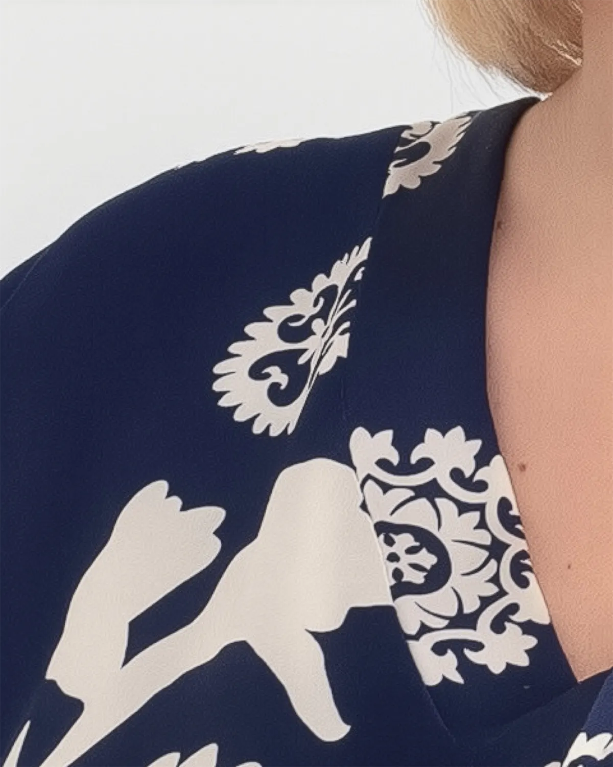 Bluză de damă oversize din satin bleumarin cu umeri căzuți și design asimetric [3]