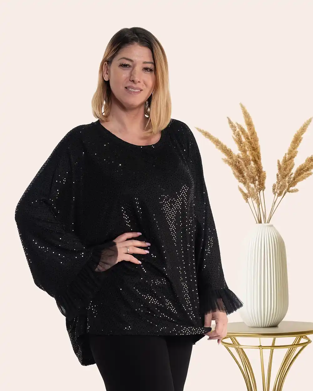 Bluză elegantă sclipitoare neagră cu mâneci kimono și volane dantelă [3]