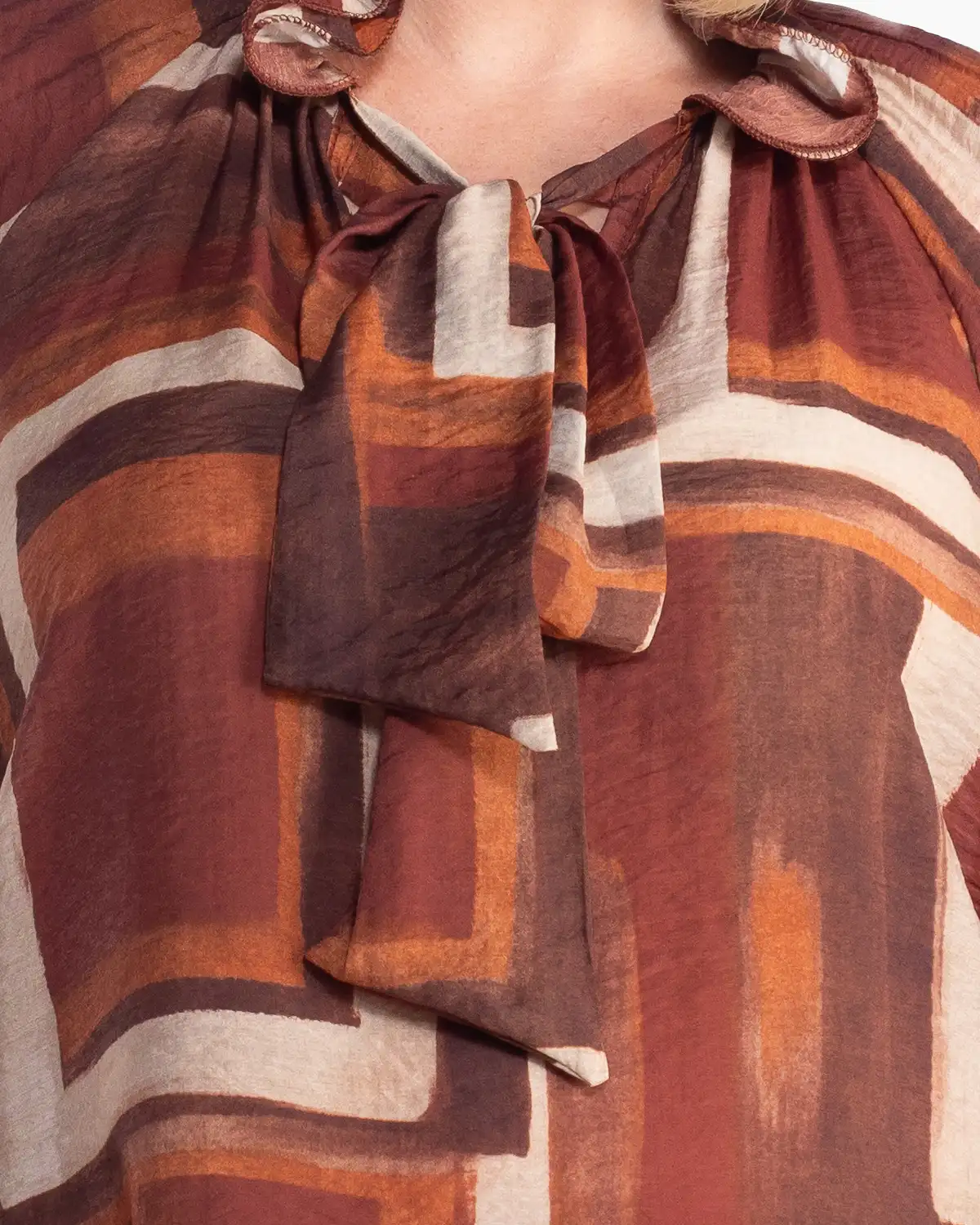 Bluză fluidă caramel în stil boho cu imprimeu geometric și volane delicate [5]