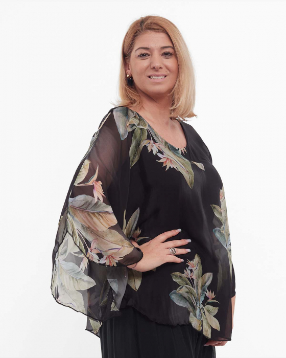 Bluză neagră romantică din vâscoză stil kimono cu imprimeu floral [3]
