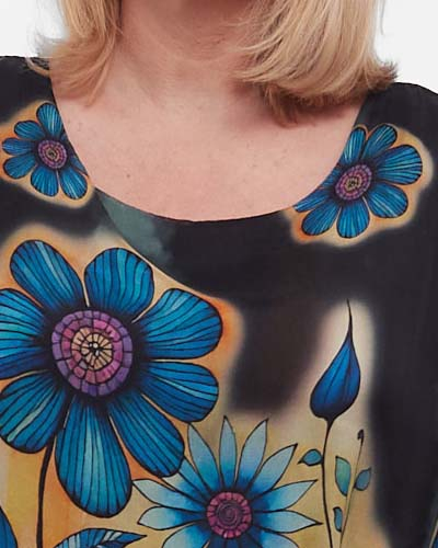 Bluză romantică bleumarin din mătase cu imprimeu floral [5]