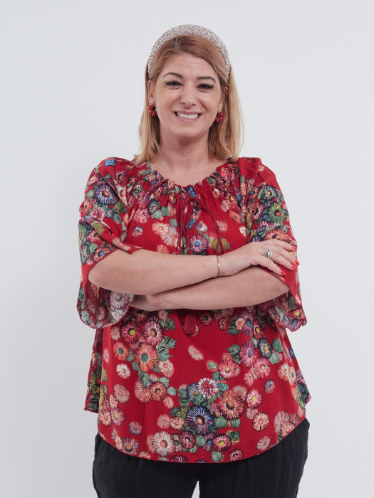 Bluză roșie tip ie asimetrică cu volane și imprimeu floral [3]