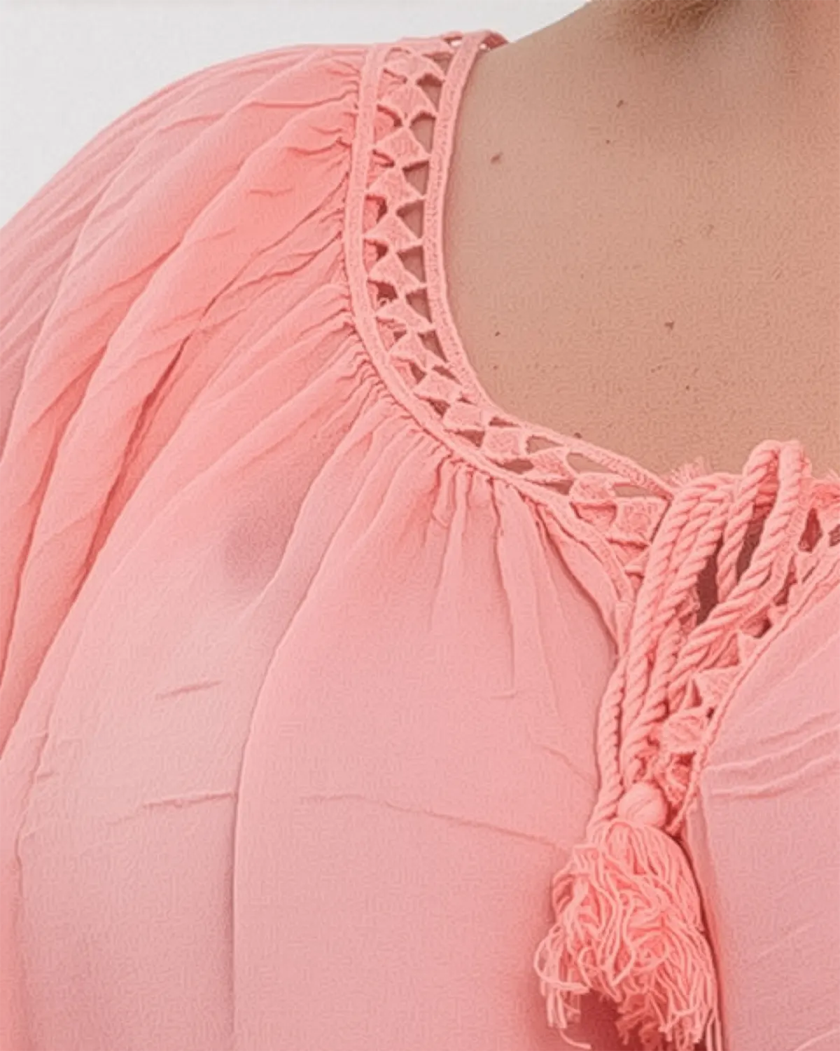 Bluză tip ie roz piersică oversize cu ciucuri și volane [5]