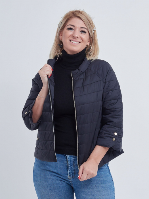 Geaca neagra cu maneca trei sferturi accesorizate cu capse [1]