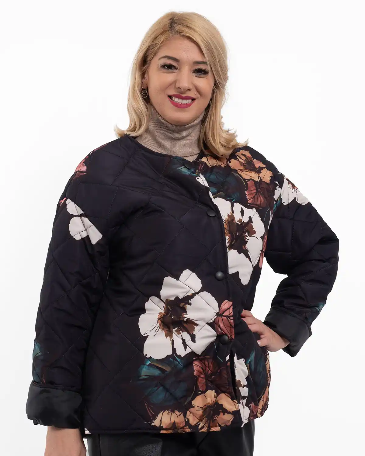 Geacă scurtă matlasată cu imprimeu floral și capse, neagră [3]
