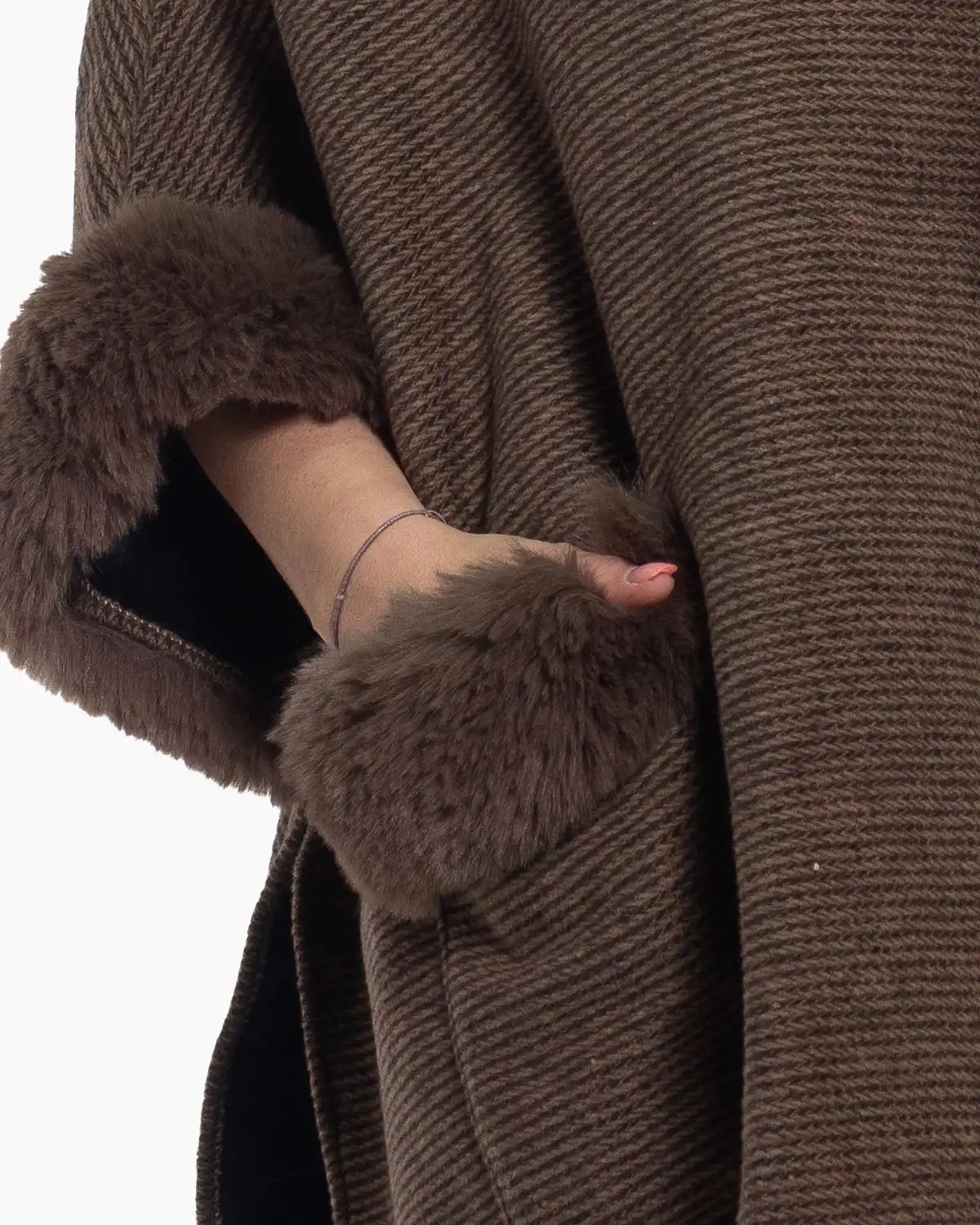 Jachetă stil poncho maro, cu accente elegante de blăniță fină [4]