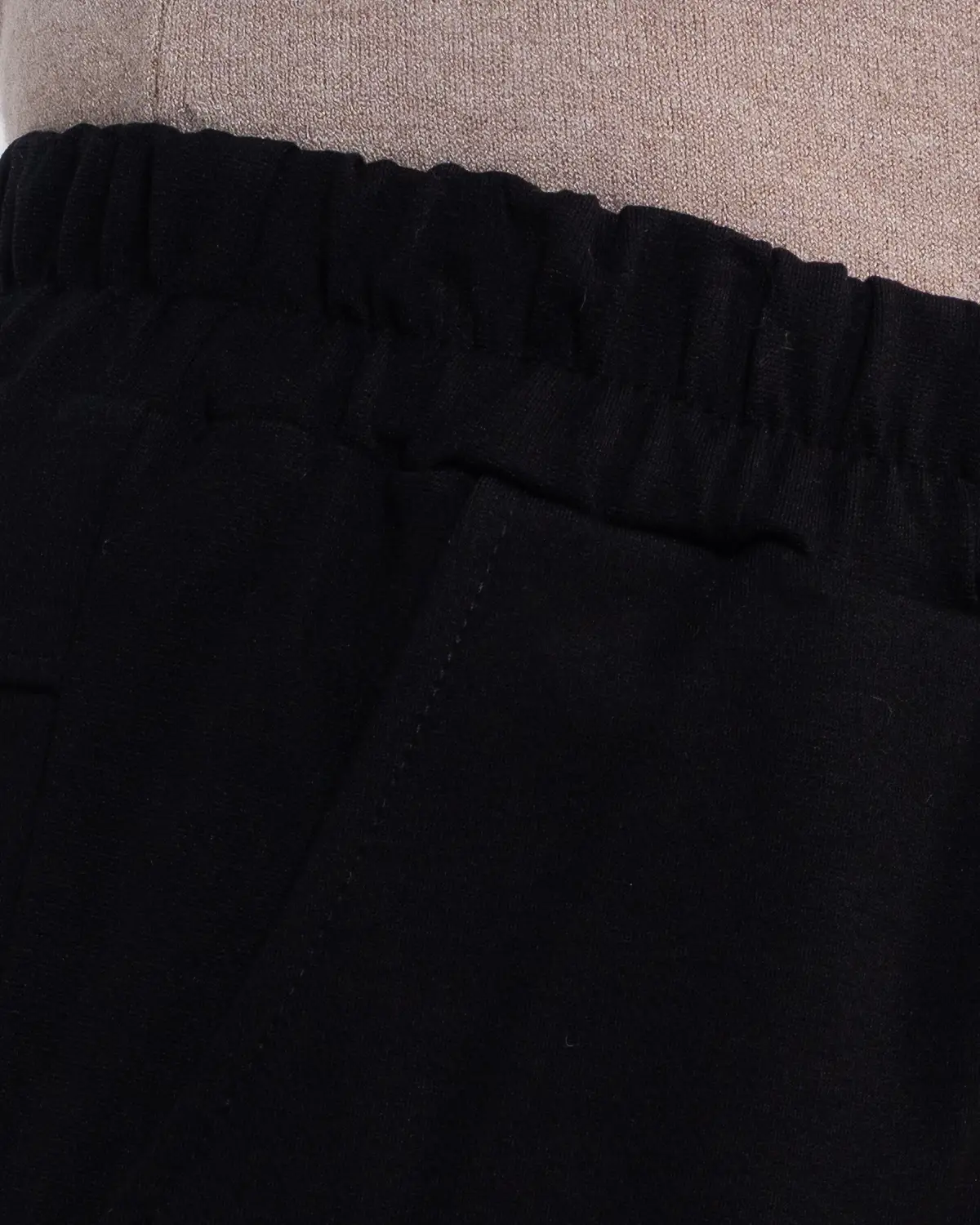 Pantaloni chic din vâscoză de un negru intens cu buzunar statement [4]