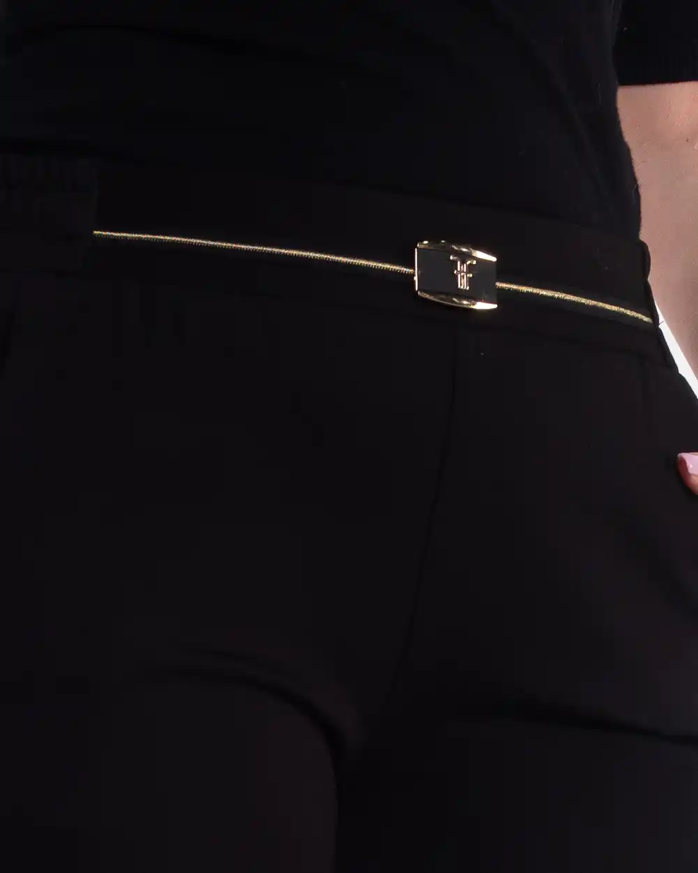 Pantaloni eleganți negri din bumbac texturat și cataramă aurie [4]