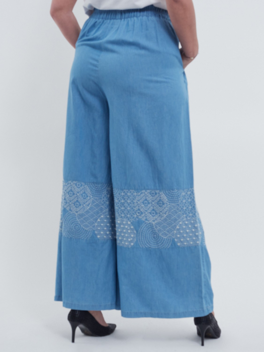 Pantaloni evazati eleganti cu design fusta, din denim de bumbac si broderie abstracta, ideali pentru tinute casual chic, bleu [4]