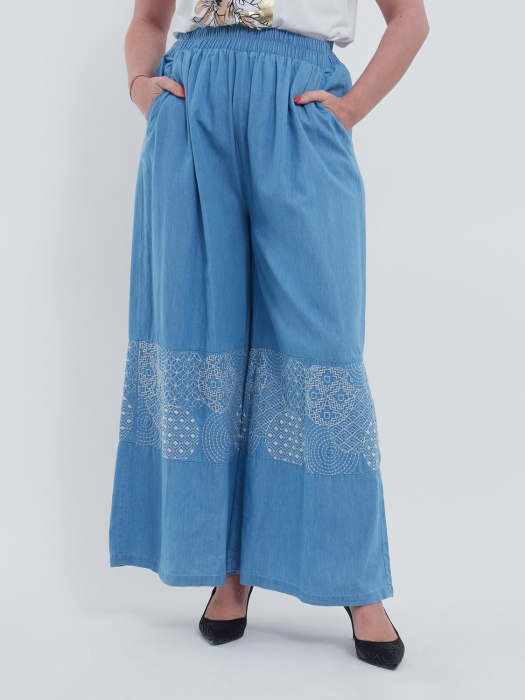 Pantaloni evazati eleganti cu design fusta, din denim de bumbac si broderie abstracta, ideali pentru tinute casual chic, bleu [2]