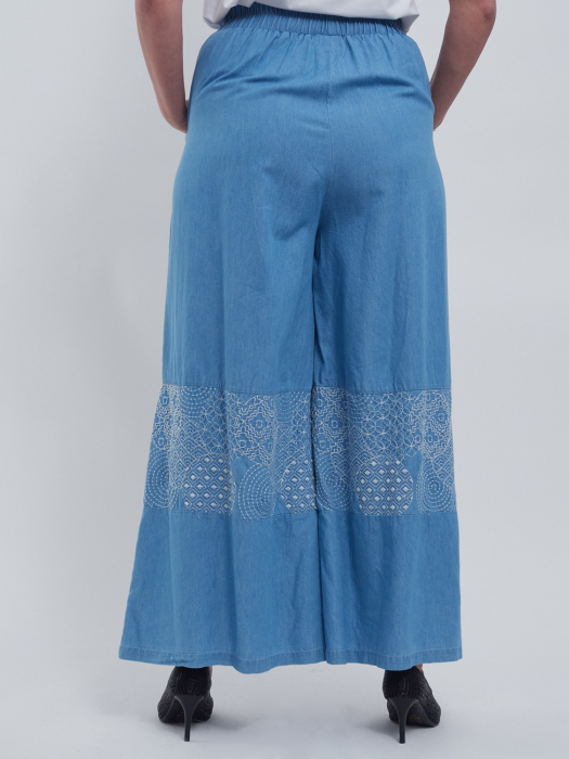 Pantaloni evazati eleganti cu design fusta, din denim de bumbac si broderie abstracta, ideali pentru tinute casual chic, bleu [3]