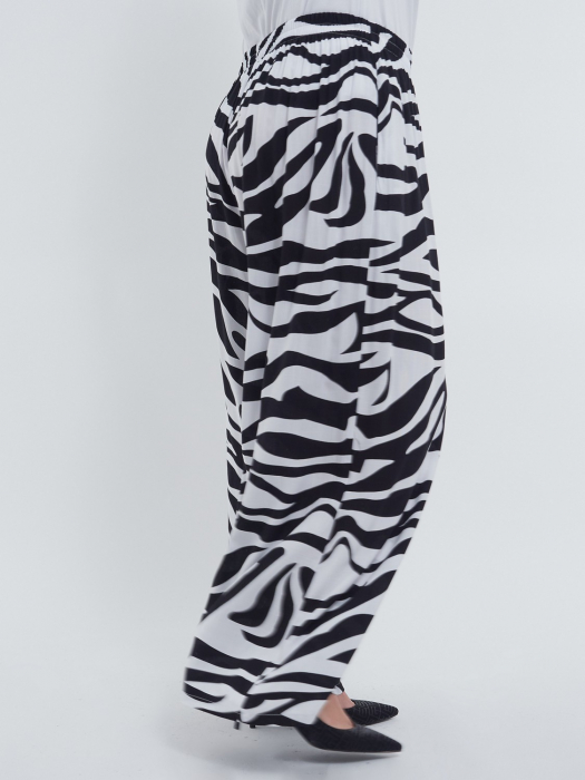 Pantaloni lungi evazati din viscoza fluida cu imprimeu tigrat statement, croiala lejera si talie confortabila pentru un look casual sofisticat, negru [3]