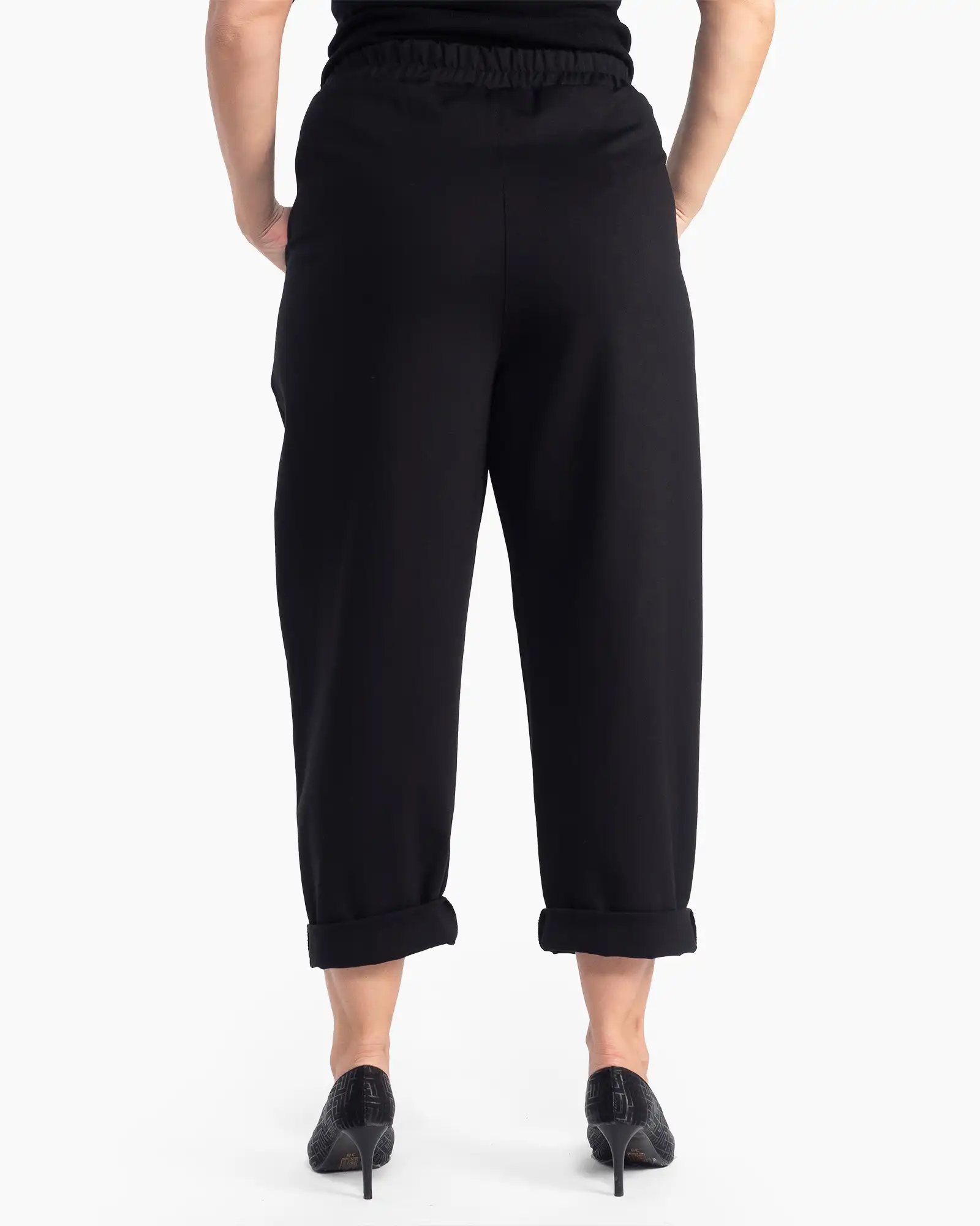 Pantaloni negri conici, eleganță lejeră și confort versatil [2]