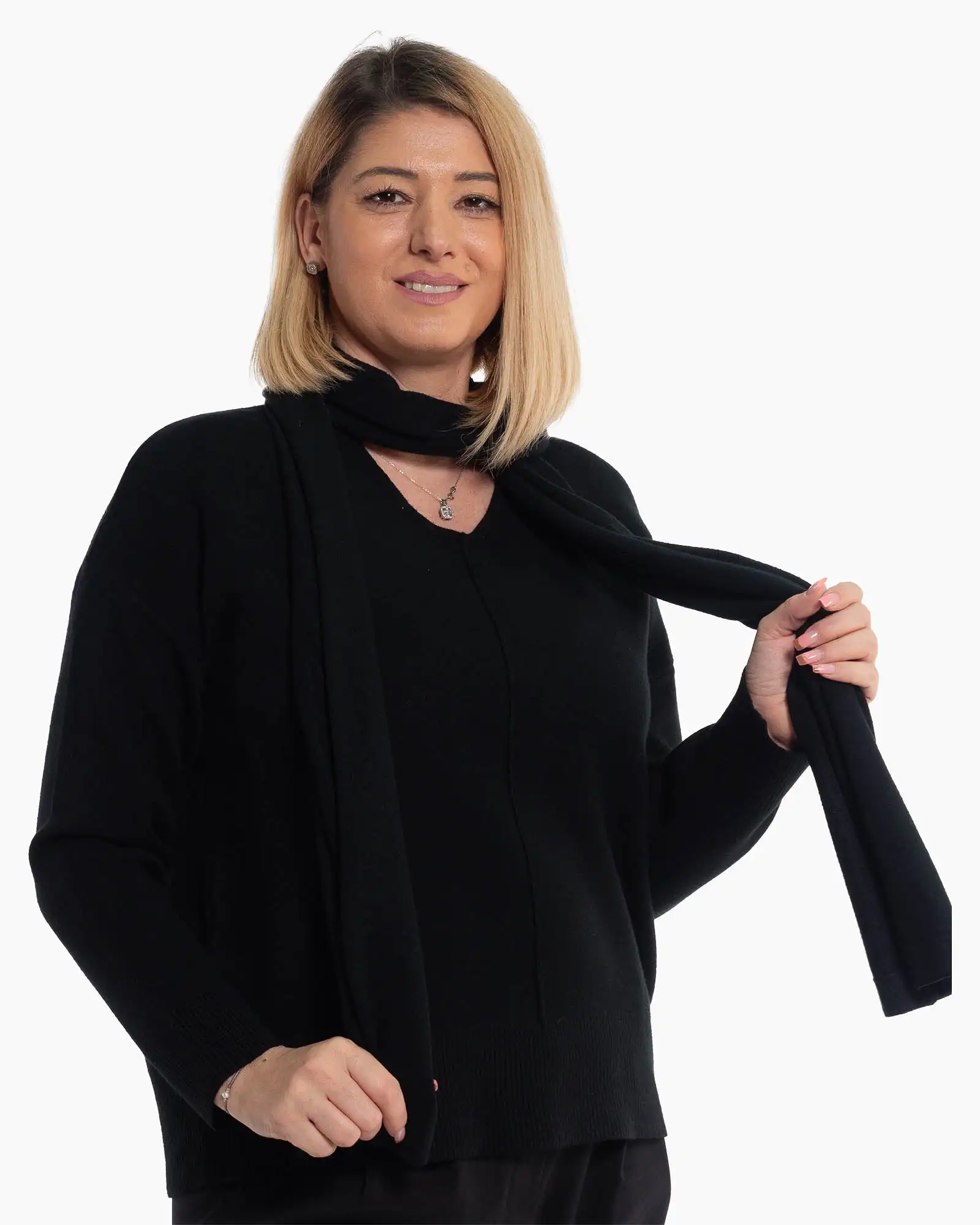 Pulover negru cu umeri căzuți, fular fin și decolteu în V [3]