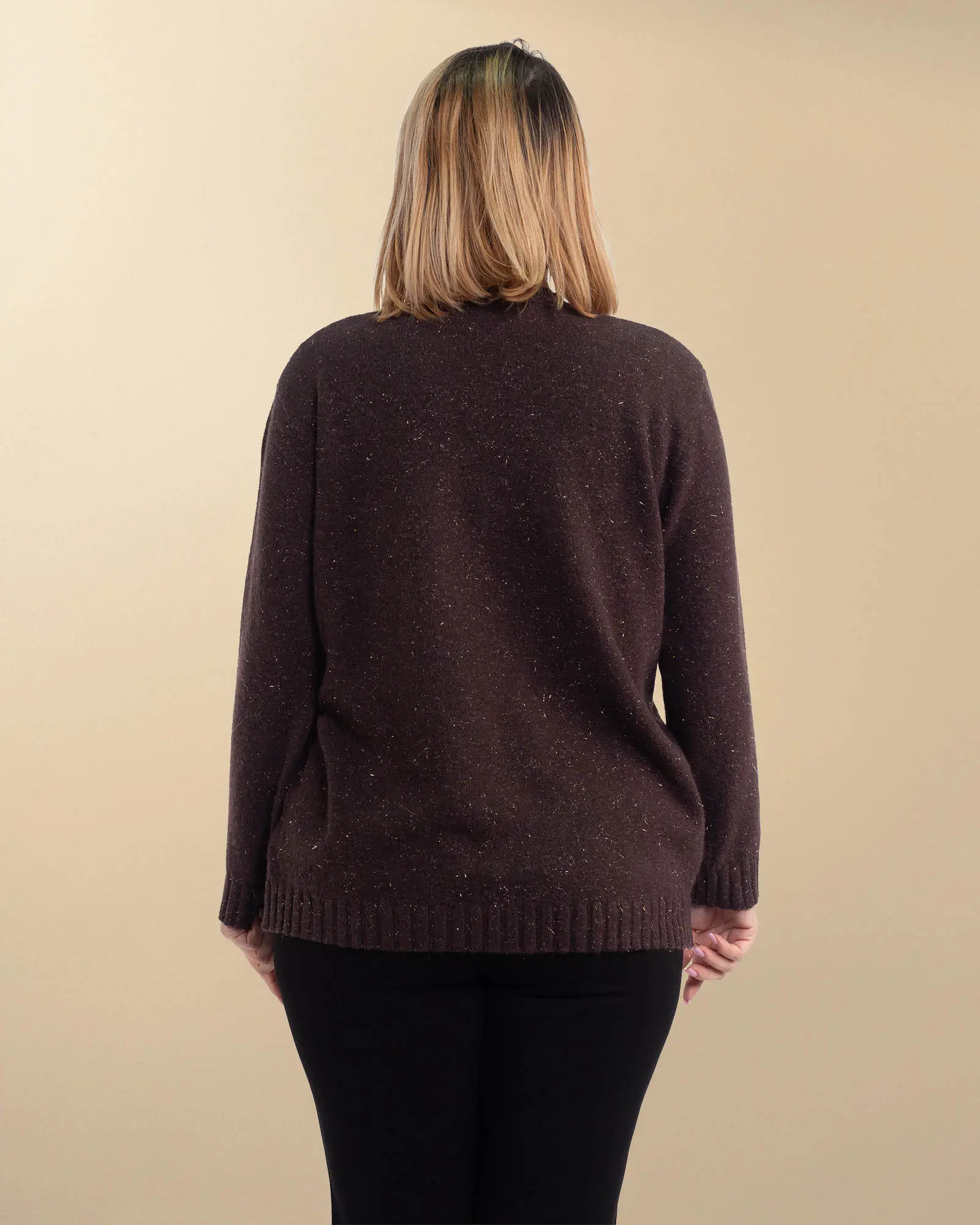 Pulover pufos de un maro elegant cu flori prețioase [2]