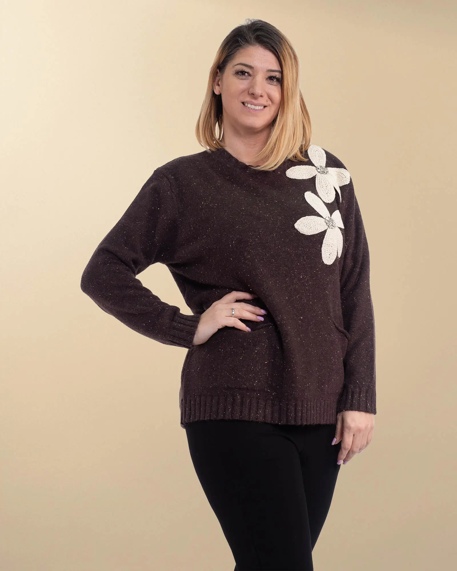 Pulover pufos de un maro elegant cu flori prețioase [3]