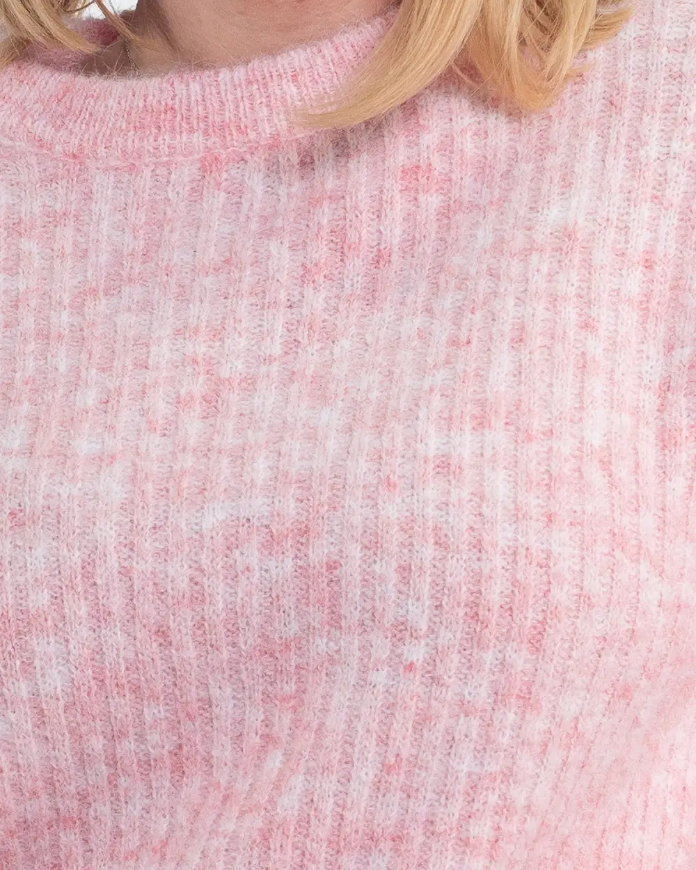 Pulover pufos din lână într-un delicat roz pudrat [4]