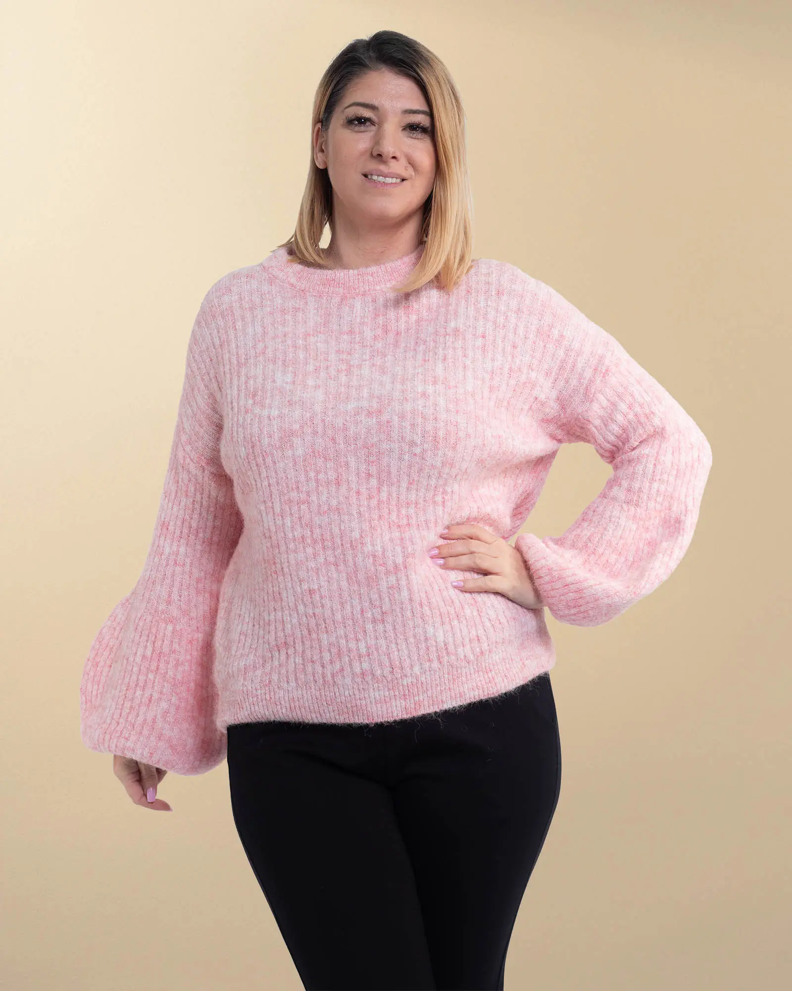 Pulover pufos din lână într-un delicat roz pudrat [2]