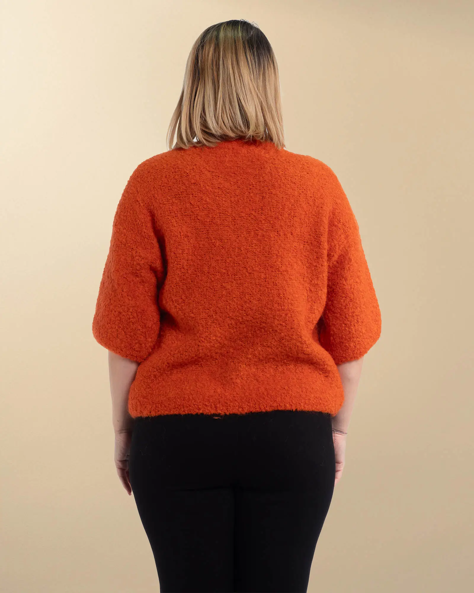 Pulover pufos din mohair într-un vibrant portocaliu [2]