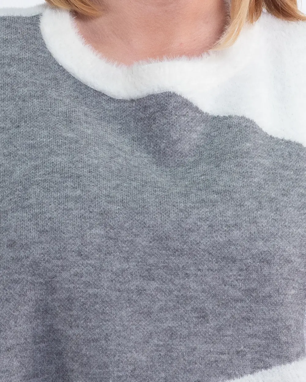 Pulover pufos tricotat într-un elegant gri cu fir argintiu [4]