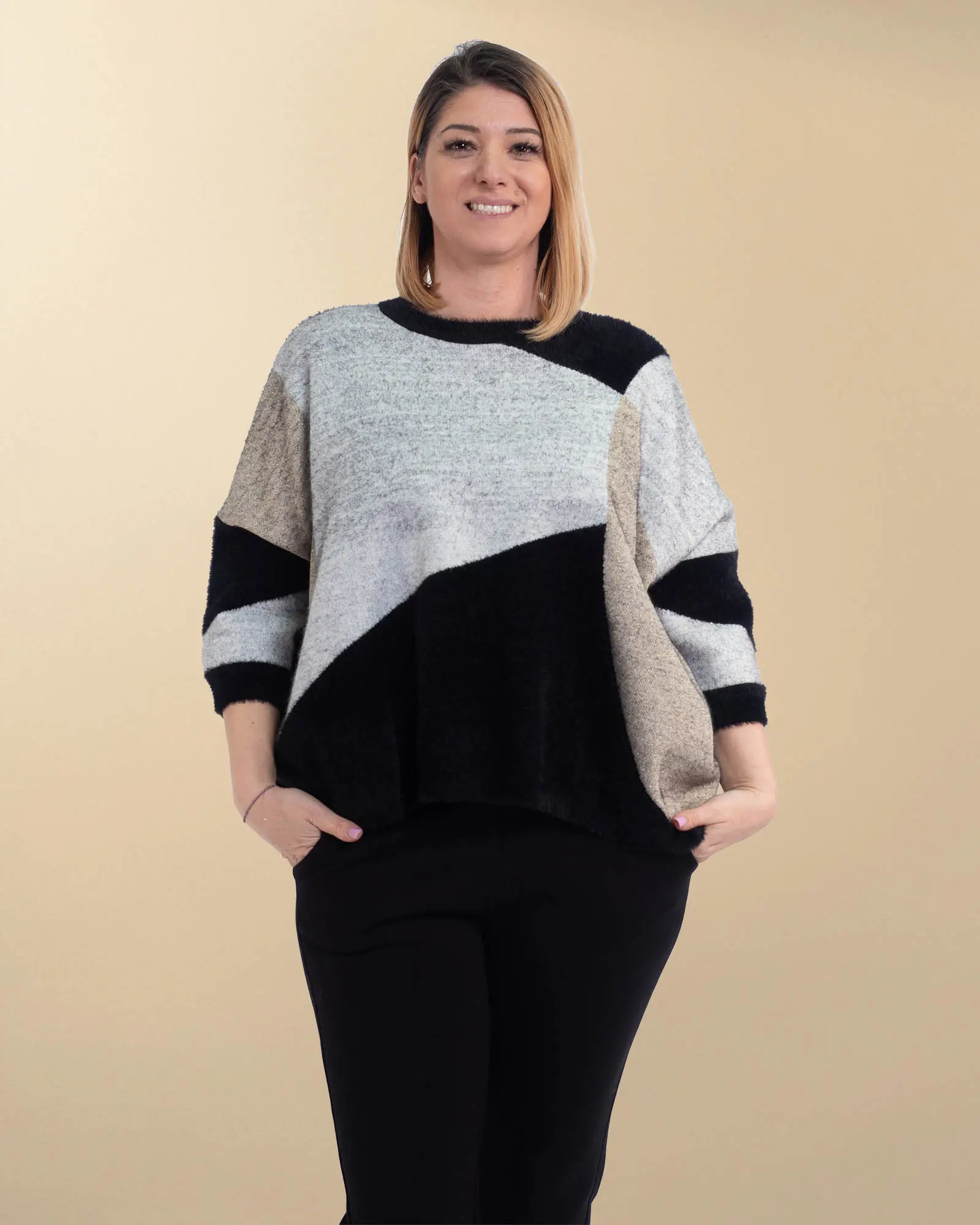 Pulover pufos tricotat într-un elegant negru cu fir argintiu [3]