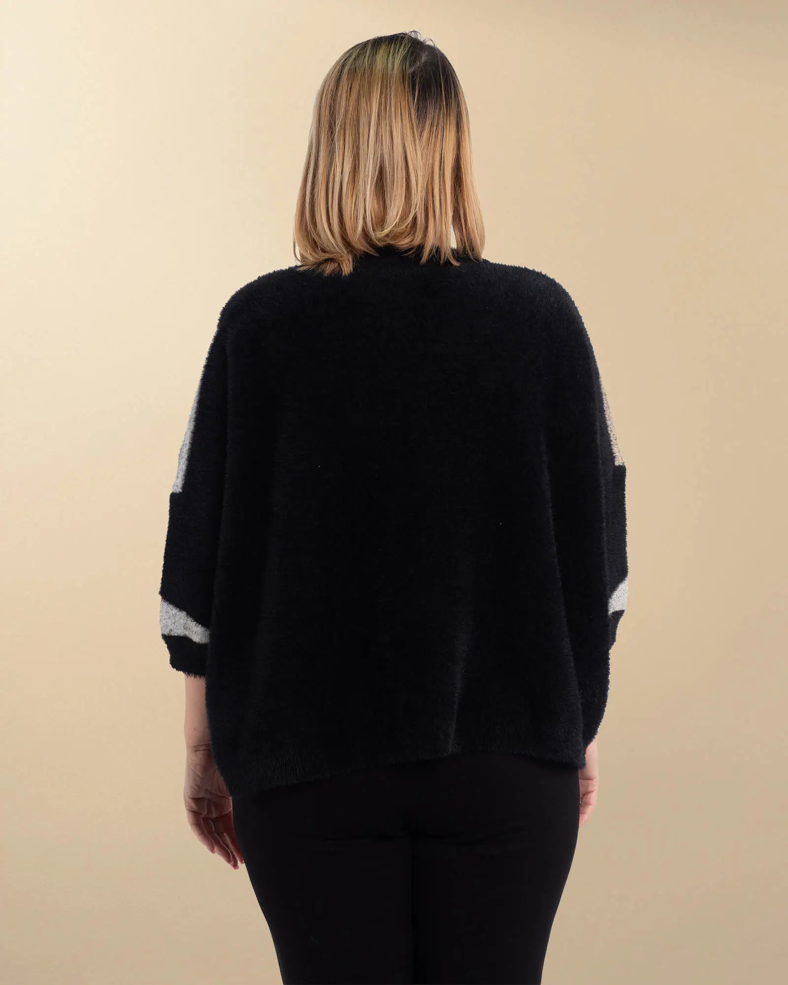 Pulover pufos tricotat într-un elegant negru cu fir argintiu [2]