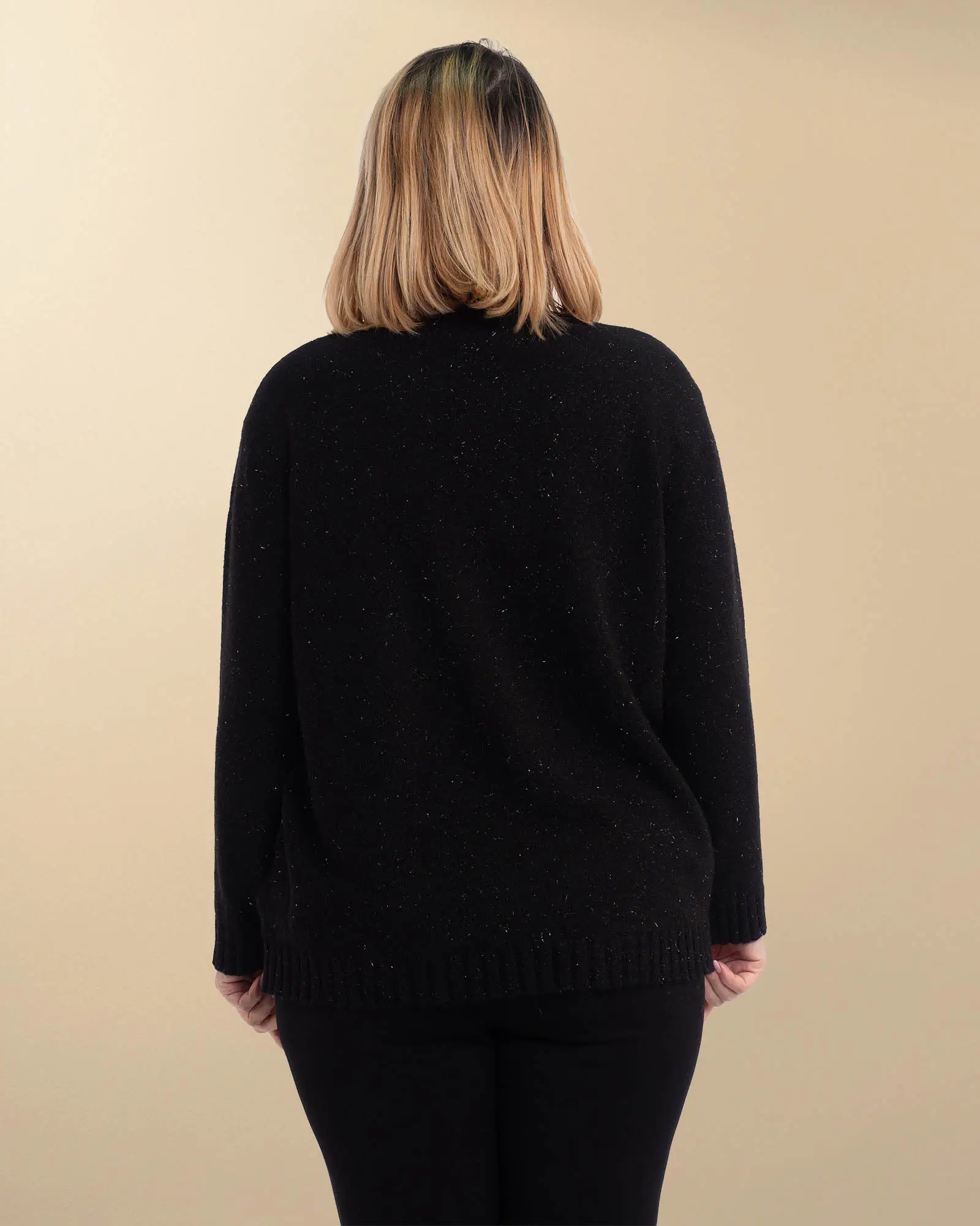 Pulover tricotat pufos negru cu flori macrame pe umăr [2]