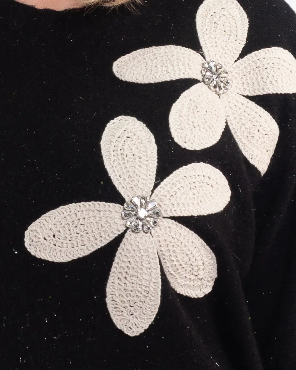 Pulover tricotat pufos negru cu flori macrame pe umăr [4]