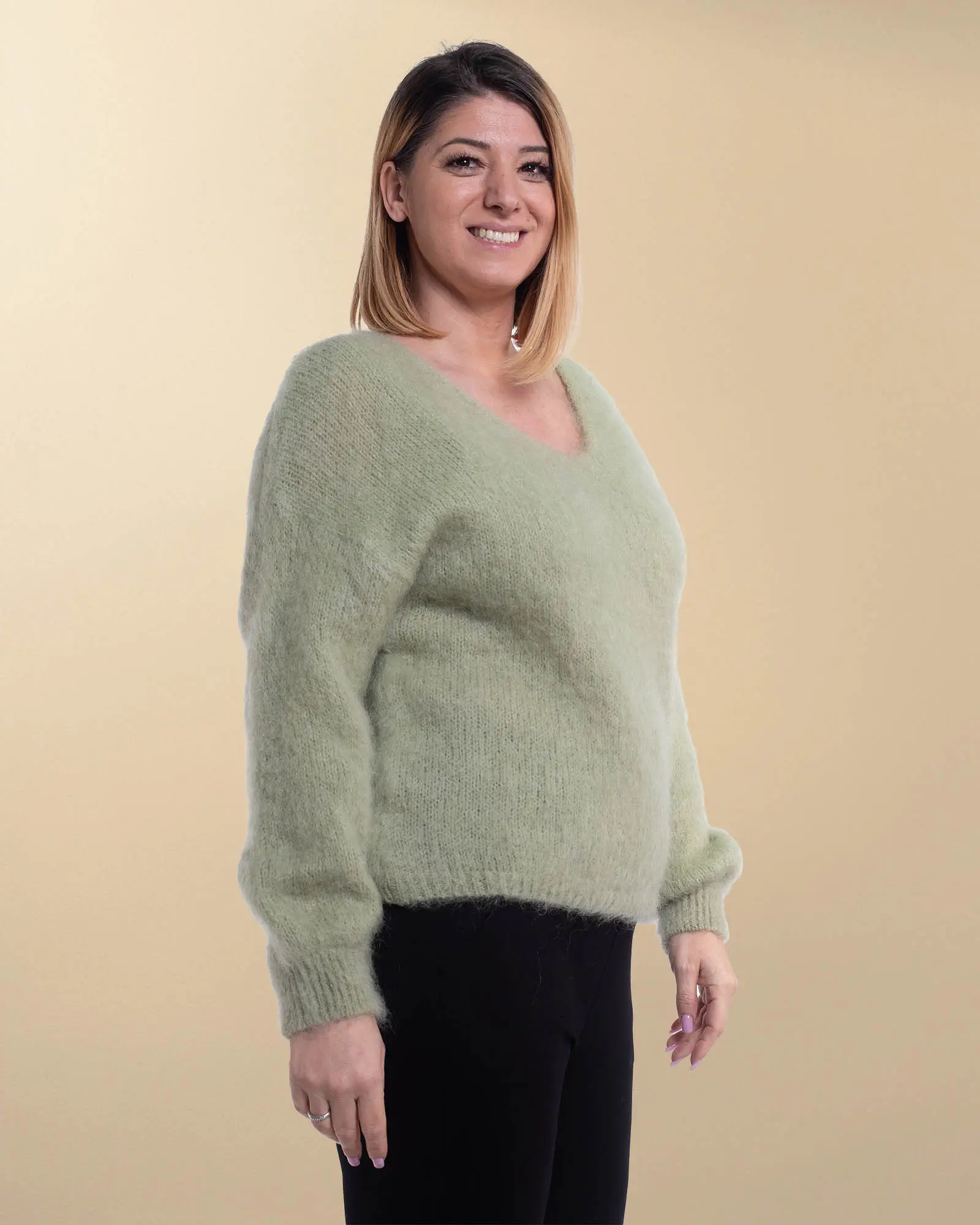 Pulover vernil pufos din mohair prețios cu decolteu în V [3]