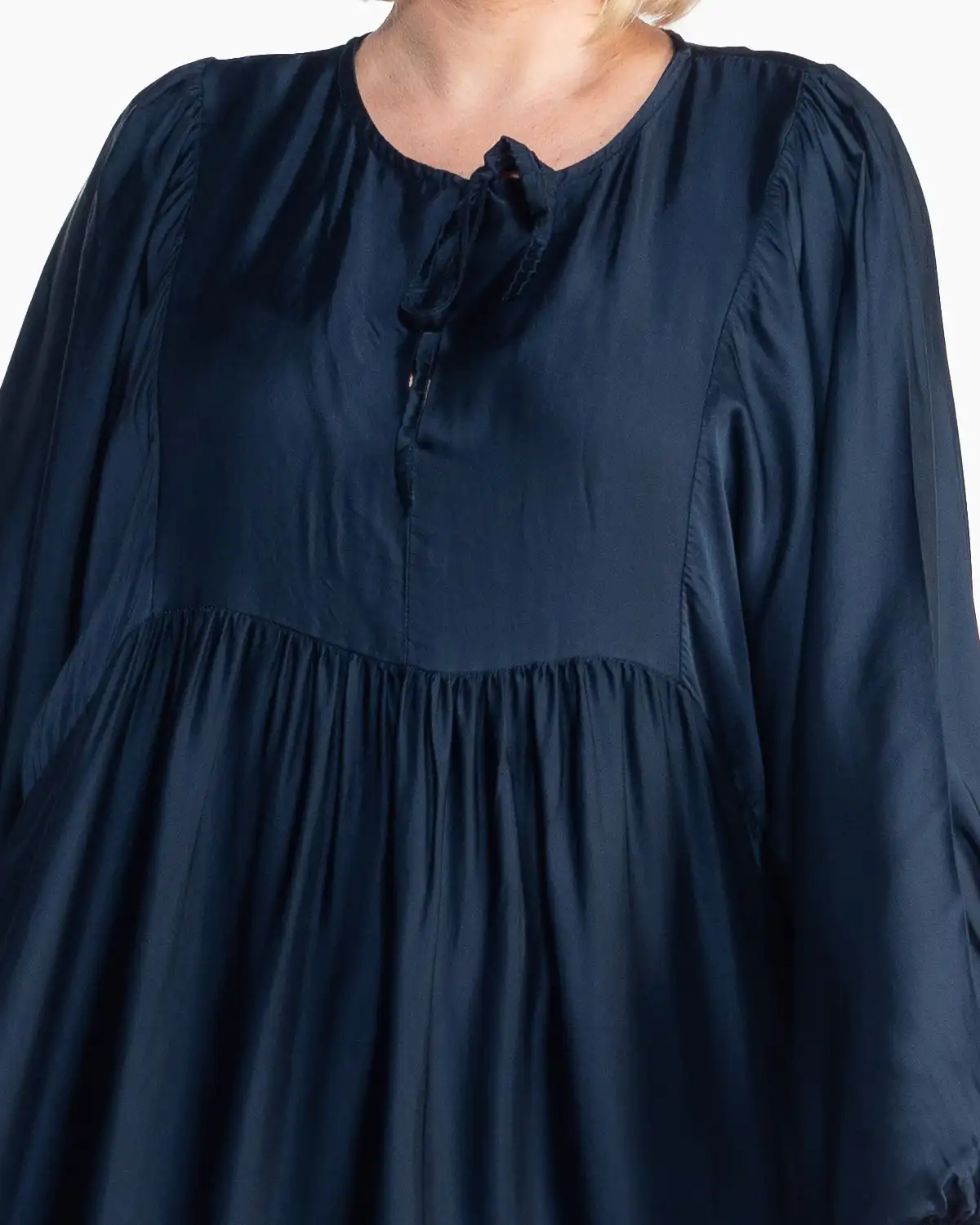 Rochie bleumarin elegantă cu volane fluide și mâneci bufante [4]