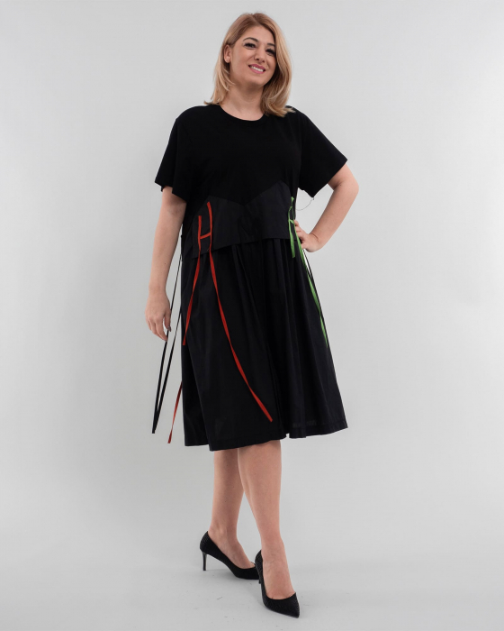 Rochie contemporana cu accente dinamice [1]