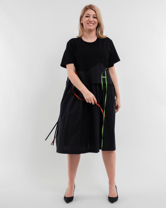 Rochie contemporana cu accente dinamice [3]
