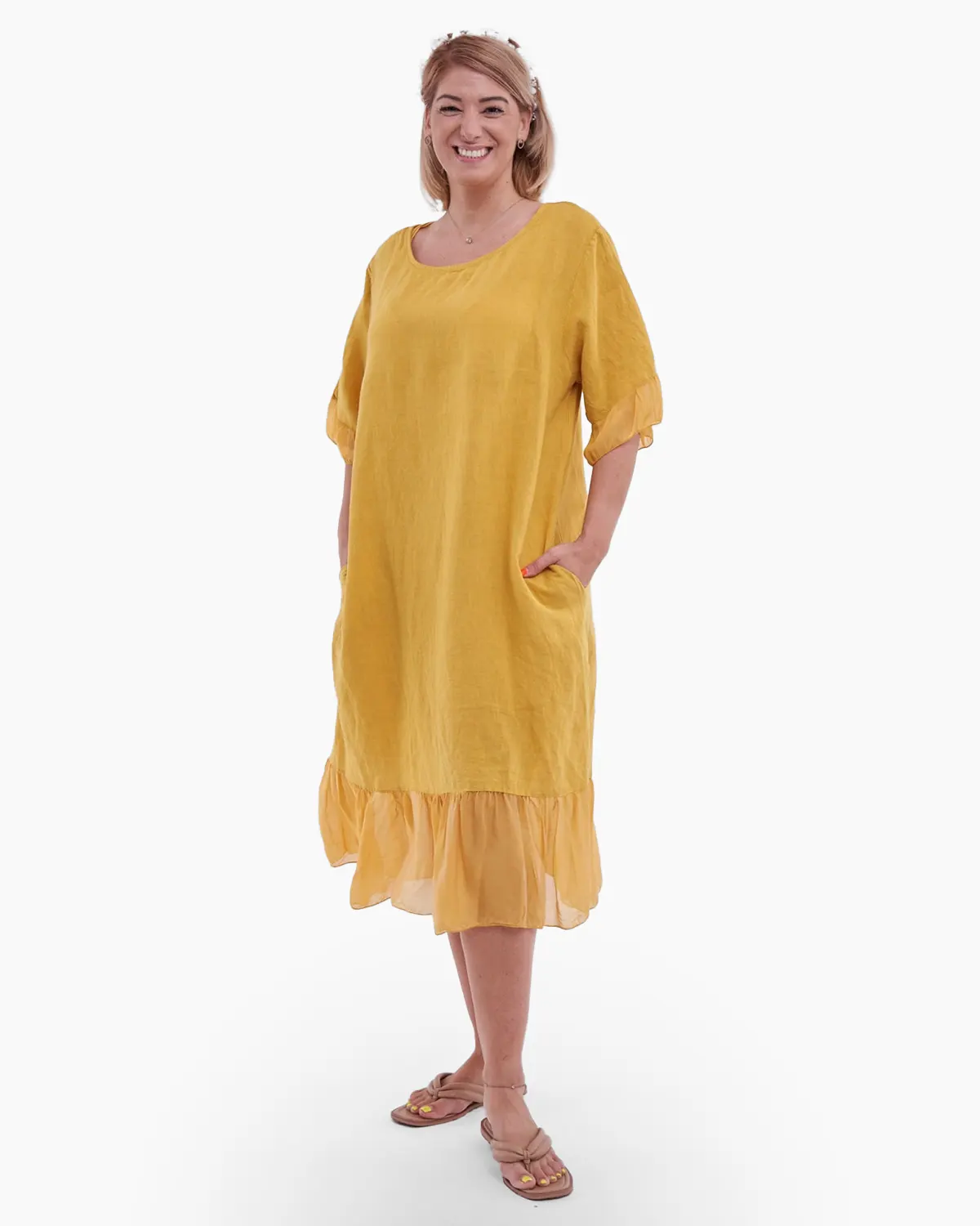 Rochie cu buzunare laterale ascunse, accesorizata la baza cu matase galbena [1]