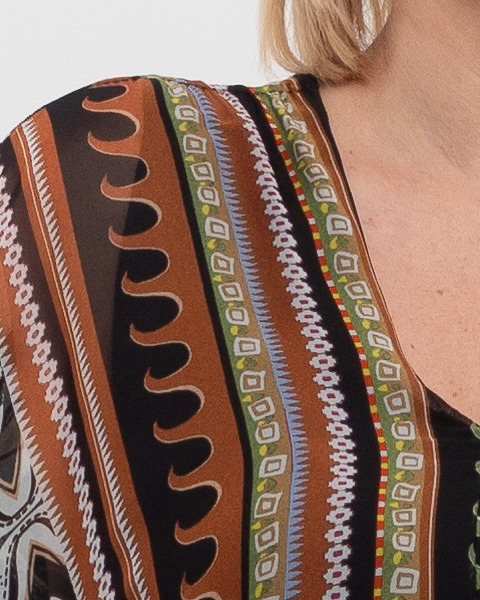 Rochie lungă fluidă tip poncho cu imprimeu vibrant neagră [4]
