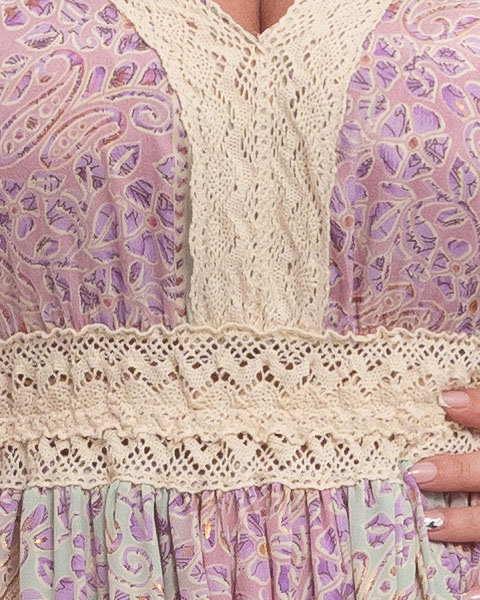 Rochie lungă indiană roz cu broderie macrame și volane [4]