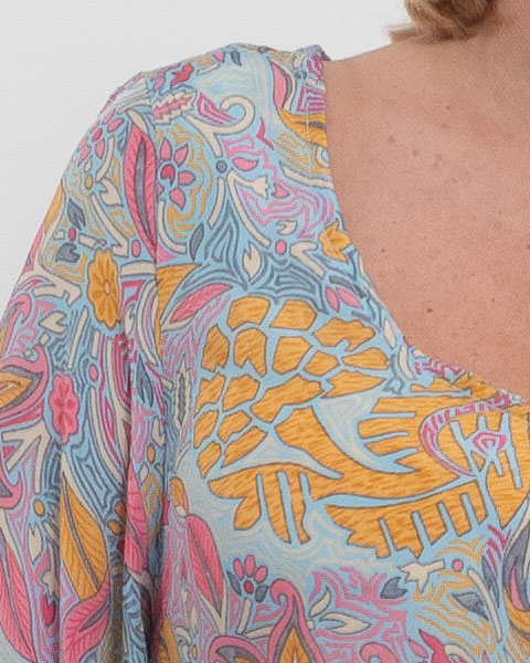 Rochie lungă multicoloră cu croială largă și volane la mâneci [3]