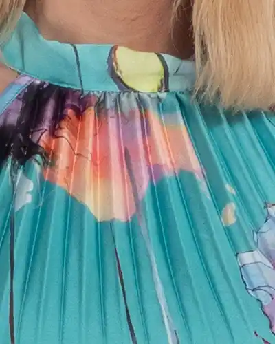 Rochie maxi plisată într-o nuanță de turcoaz cu imprimeu floral [3]