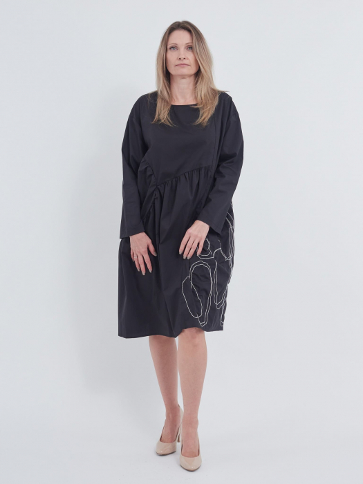Rochie neagra artistic accesorizata [3]