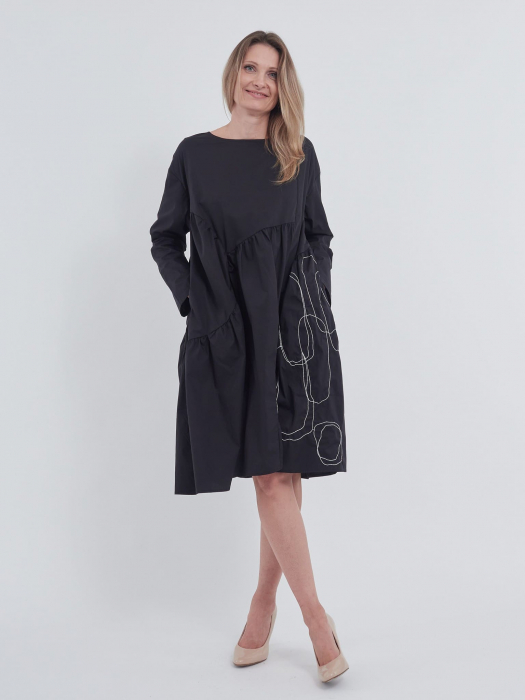 Rochie neagra artistic accesorizata [1]