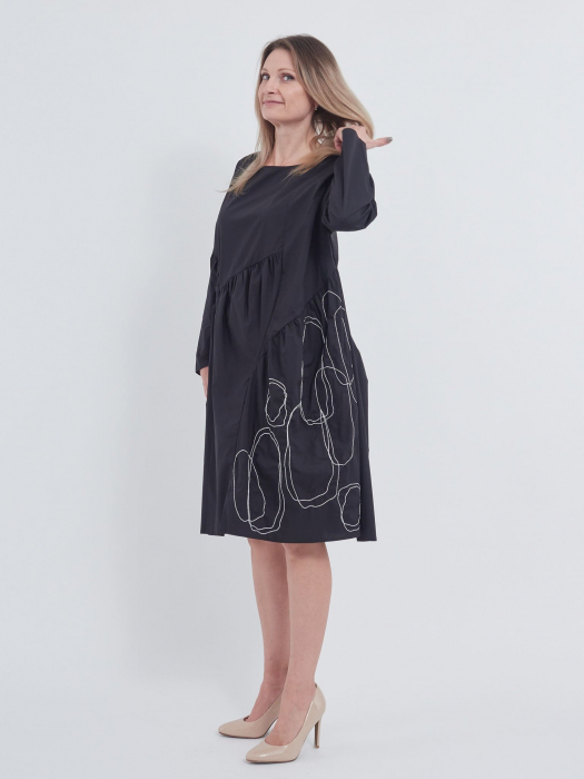 Rochie neagra artistic accesorizata [2]