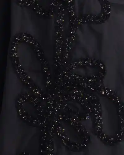 Rochie neagră chic cu design petrecut și floare aplicată [3]