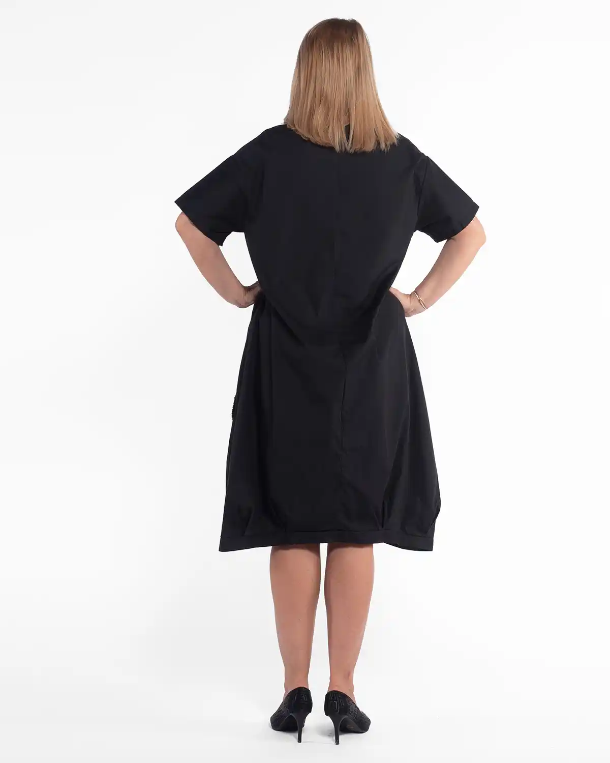 Rochie neagră chic cu design petrecut și floare aplicată [2]