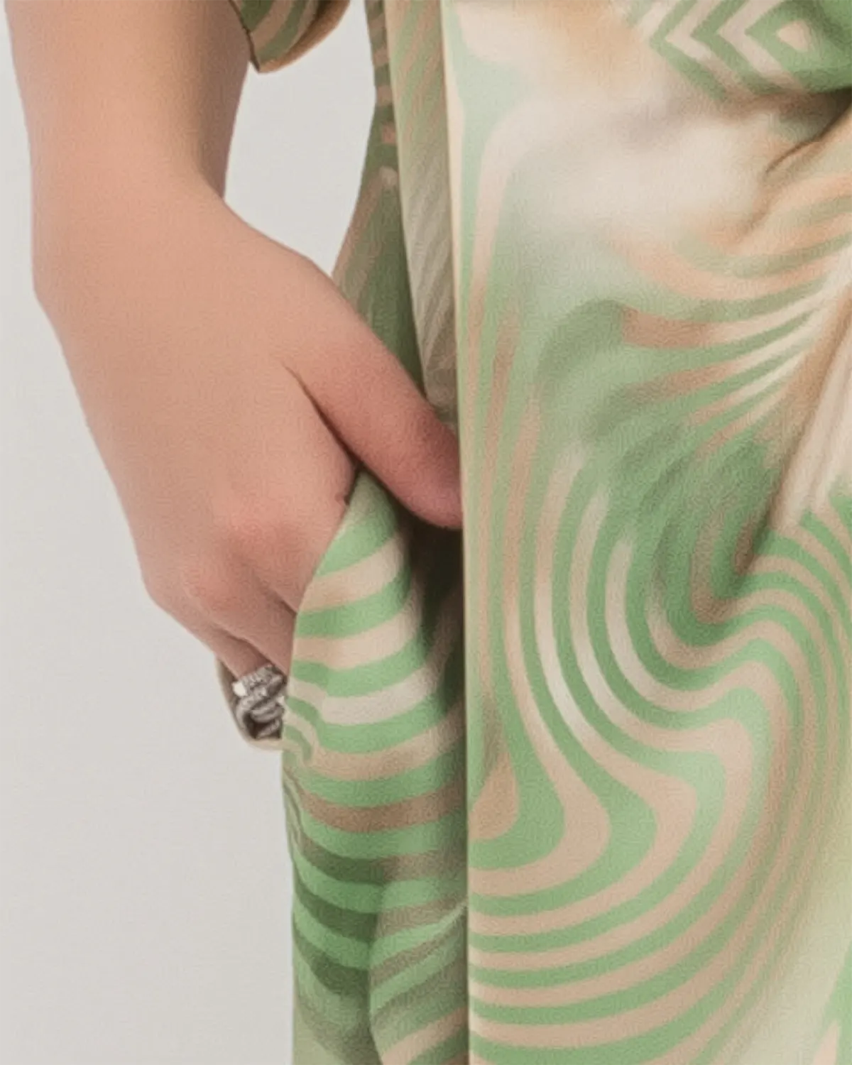 Rochie oversize din vâscoză cu croială întoarsă și umeri căzuți [2]