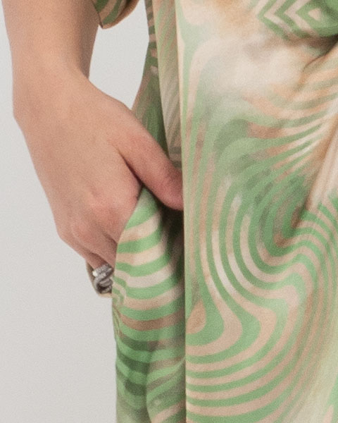 Rochie oversize din vâscoză cu croială întoarsă și umeri căzuți [2]
