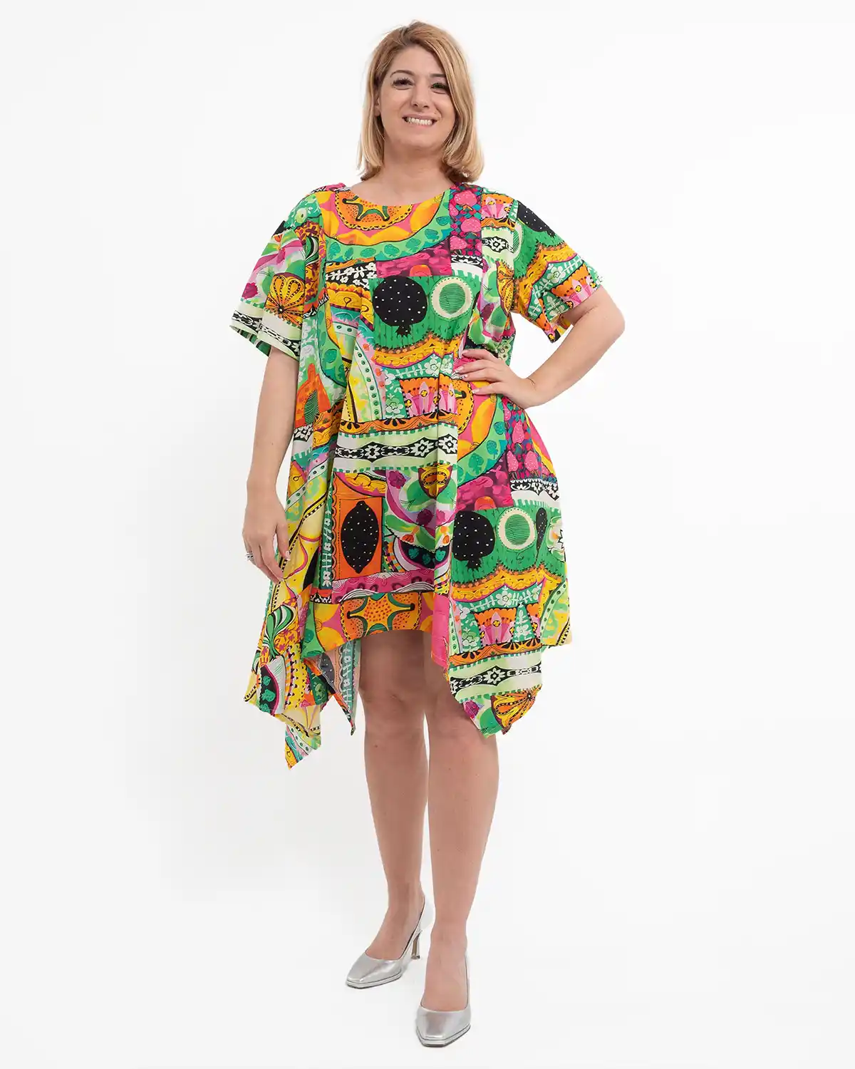 Rochie verde asimetrică cu laterale lungi, buzunare și cusături decorative [1]