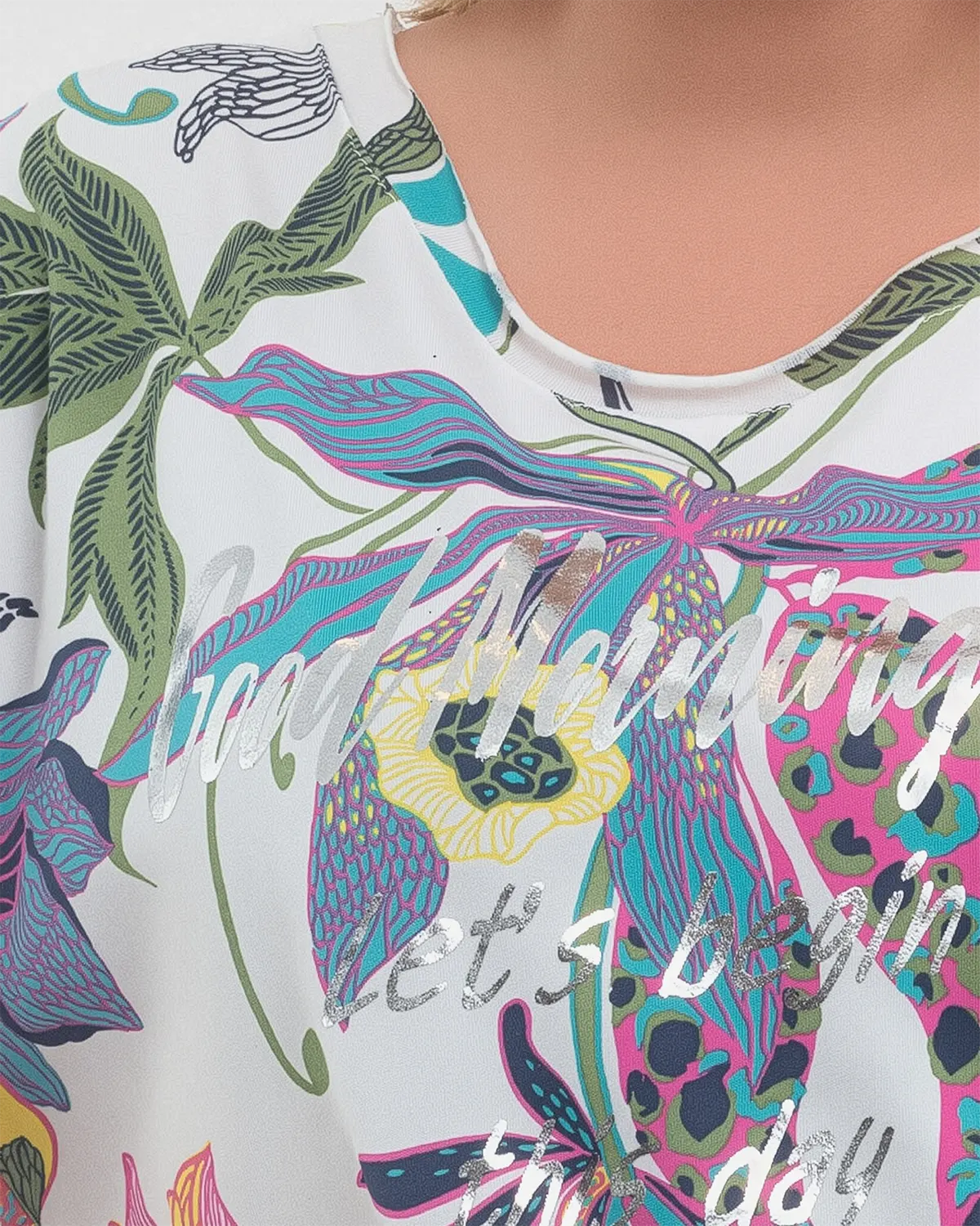 Tricou alb 'Chic Blossom' din bumbac, cu motive florale multicolore și cuvinte [4]