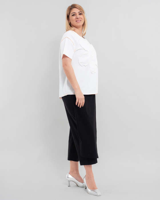 Tricou alb cu aplicatie florala [3]