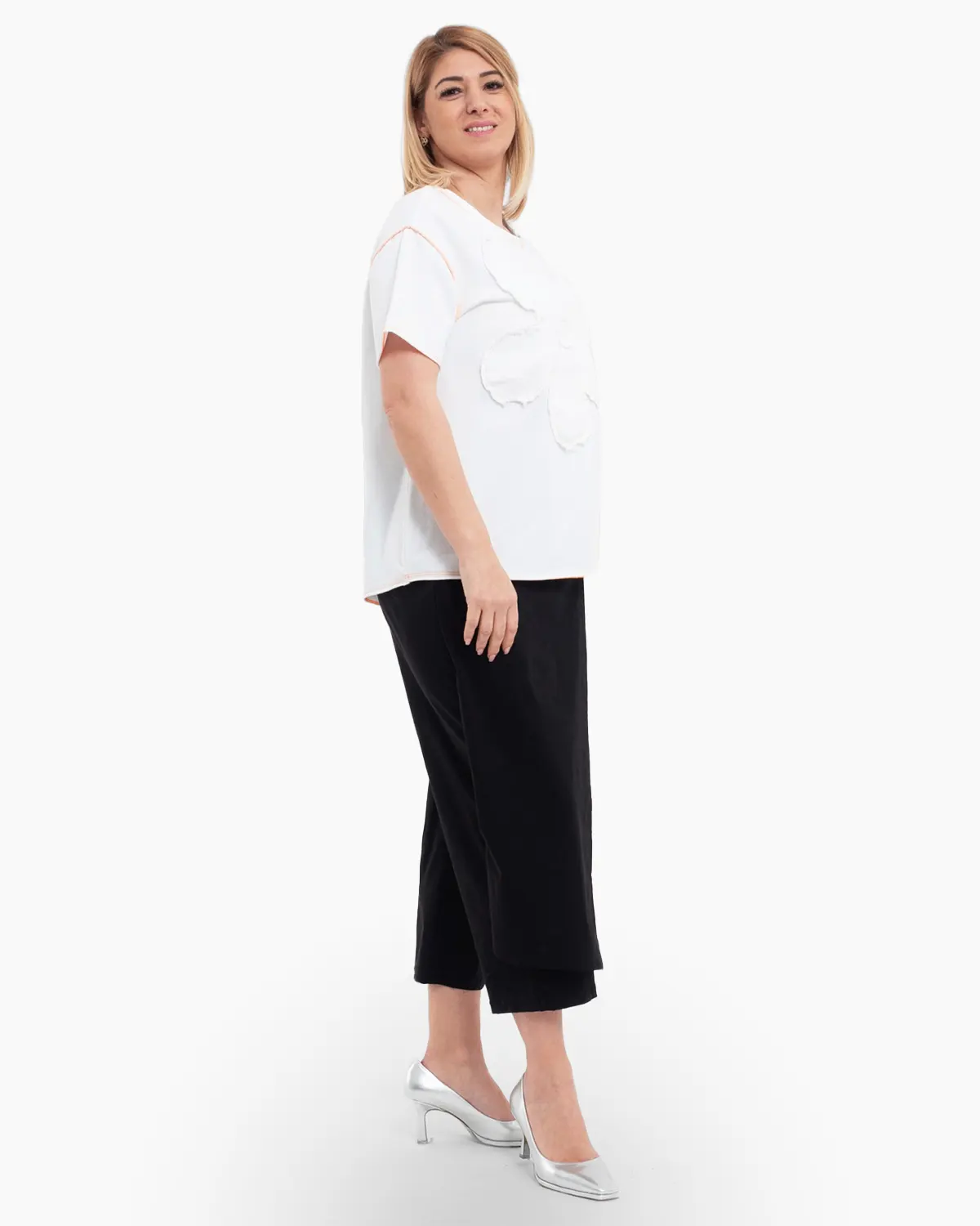 Tricou alb cu aplicatie florala [3]