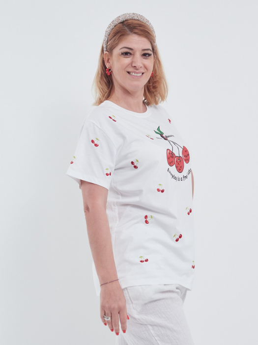 Tricou alb cu imprimeu cireșe, mesaj pozitiv și aplicații strălucitoare [3]